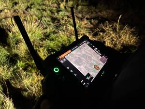 Policjanci wspólnie z innymi służbami biorący udział w poszukiwaniach zaginionego męzczyzny