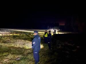Policjanci wspólnie z innymi służbami biorący udział w poszukiwaniach zaginionego męzczyzny
