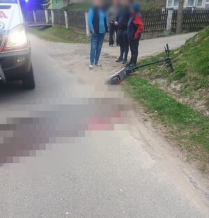 Policjanci ruchu drogowego wykonywali czynności na miejscu zdarzenia drogowego z udziałem hulajnogi elektrycznej do którego doszło w Wesołej. Badanie alkomatem wykazało, że 35 –letni mężczyzna jest nietrzeźwy. Mężczyzna doznał obrażeń i został przewieziony do szpitala. Apelujemy o trzeźwość, rozwagę i stosowanie się do obwiązujących przepisów.