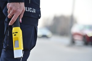Urządzenie do sprawdzania stanu trzeźwości trzymane przez policjantkę w ręce