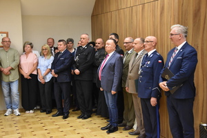 Policjanci i pracownicy Komendy Powiatowej Policji w Brzozowie obchodzili wczoraj swoje święto. Podczas uroczystej zbiórki funkcjonariusze brzozowskiej jednostki odebrali odznaczenia i awanse na wyższe stopnie służbowe. Akty mianowania wręczył Zastępca Komendanta Wojewódzkiego Policji w Rzeszowie insp. Piotr Stępka oraz Komendant Powiatowy Policji w Brzozowie mł. insp. Robert Gęborys.