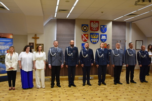 Policjanci i pracownicy Komendy Powiatowej Policji w Brzozowie obchodzili wczoraj swoje święto. Podczas uroczystej zbiórki funkcjonariusze brzozowskiej jednostki odebrali odznaczenia i awanse na wyższe stopnie służbowe. Akty mianowania wręczył Zastępca Komendanta Wojewódzkiego Policji w Rzeszowie insp. Piotr Stępka oraz Komendant Powiatowy Policji w Brzozowie mł. insp. Robert Gęborys.