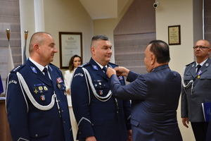 Policjanci i pracownicy Komendy Powiatowej Policji w Brzozowie obchodzili wczoraj swoje święto. Podczas uroczystej zbiórki funkcjonariusze brzozowskiej jednostki odebrali odznaczenia i awanse na wyższe stopnie służbowe. Akty mianowania wręczył Zastępca Komendanta Wojewódzkiego Policji w Rzeszowie insp. Piotr Stępka oraz Komendant Powiatowy Policji w Brzozowie mł. insp. Robert Gęborys.