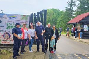 Policjanci promujący bezpieczne wakacje podczas Dni Radawy.