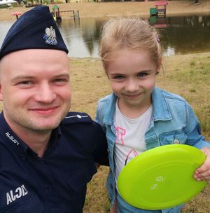 Policjant z dziewczyną w okolicy zbiornika wodnego