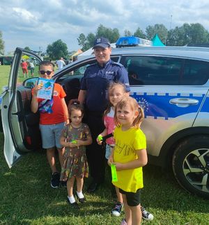 Policjantka z dziećmi przy radiowozie