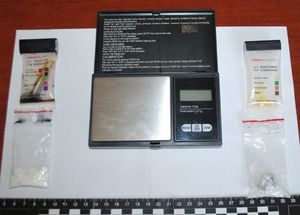 Dwa woreczki foliowe z zawartością substancji oraz waga