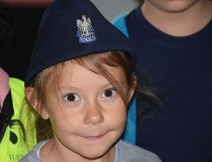 Dziewczynka w policyjnej czapce- zdjęcie portretowe