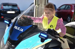 Dziewczynka na policyjnym motocyklu