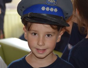 Chłopiec w policyjnej czapce - zdjęcie portretowe