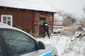 Policjantka sprawdza opuszczony budynek