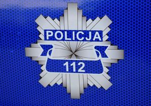 policyjna odznaka z numerem 112