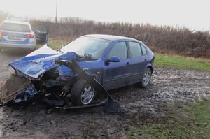 Uszkodzony przód pojazdu po uderzeniu w pociąg