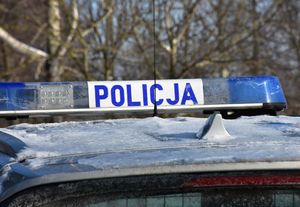 Napis policja na sygnale świetlnym radiowozu