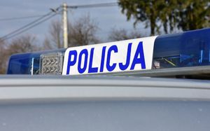 Napis Policja na sygnalizatorze świetlnym radiowozu