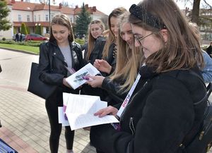 Studentki przeglądają broszury dot. rekrutacjo do służby w Policji