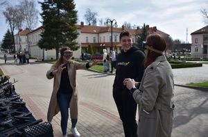 Stoisko Policji promujące służbę, a przy nim policjanci i kobieta