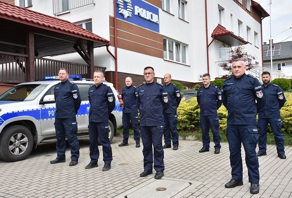 Policjanci przed budynkiem Komisariatu Policji w Pruchniku