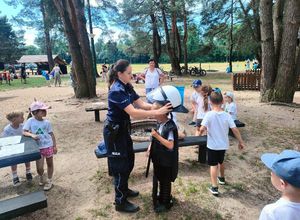 Policjantka z dziećmi podczas pikniku