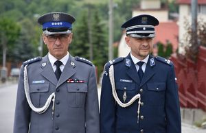Dwóch policjantów w mundurach galowych