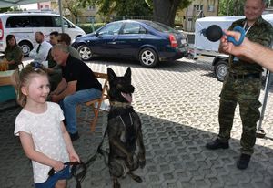 Dziewczynka a obok niej pies służbowy