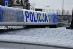 Napis Policja na sygnalizatorze radiowozu