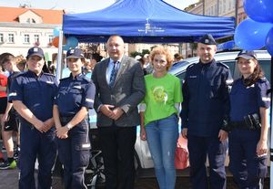 Zdjęcie grupowe policjanta, policjantek, mężczyzny i kobiety