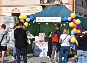 Stoisko przed którym znajdują się ososby