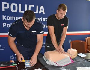 Policjanci prowadzą szkolenie na fantomie