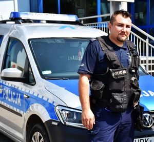 Policjant przy radiowozie