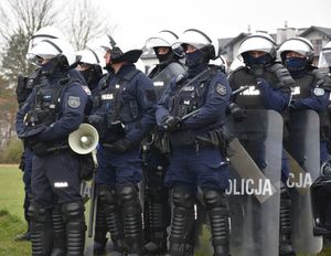 Policjanci oddziału prewencji w czasie zabezpieczenia meczu