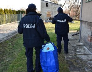 Policjantki niosą świąteczne prezenty