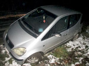 Samochód osobowy w przydrożnym rowie. Pora nocna