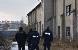 Policjanci i Strażnicy Miejscy kontrolują pustostany