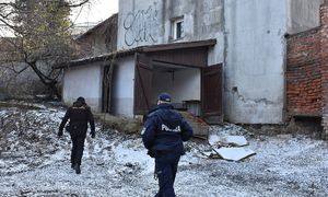 Mundurowi kontrolują pustostany