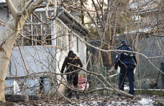 Mundurowi podczas kontroli pustostanów