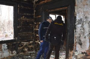 Strażnik Miejski i policjant podczas kontroli opuszczonego budynku