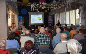 Sala na której znajdują się seniorzy oraz prelegenci. W tle ekran na którym wyświetlona jest prezentacja.