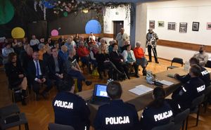 Policjanci i prelegenci podczas debaty z seniorami