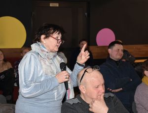 Kobieta z mikrofonem w ręce