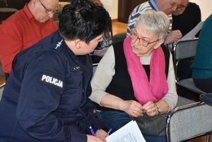 Policjantka rozmawia ze starszą kobietą