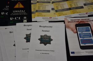 Ulotki dla seniorów rozłożone na stoliku