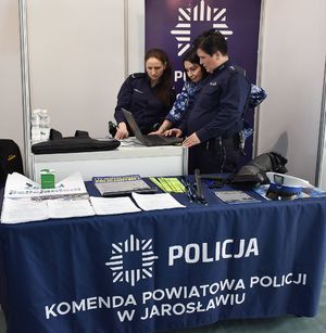 Policjantki na stoisku promującym pracę w policji
