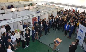 Hala ze stoiskami wystawienniczymi. Na hali znajdują się osoby biorące udział w Targach Pracy