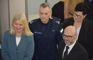 Komendant Powiatowy Policji w Jarosławiu podinsp. Jan Wojtowicz oraz inne osoby  obecne podczas targów pracy