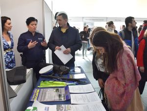 Osoby przy policyjnym stoisku