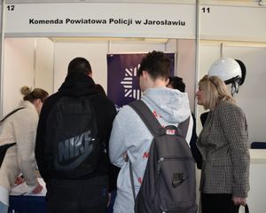 Młode osoby przy stoisku policyjnym