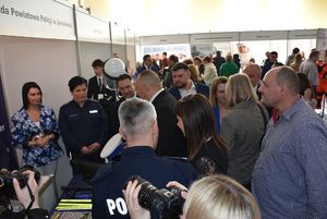 Osoby obecne przy stoiku promującym pracę w policji