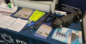 Ulotki, odblaski i inne gadżety promujące prace w Policji