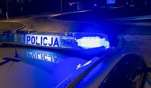 Belka policyjnego radiowozu. Zdjęcie zrobione nocą.